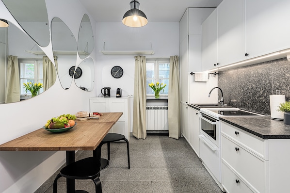 Classic-Apartment, Stadtblick | Eigene Küche | Herdplatte, Gewürze, Küchenrolle