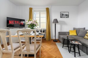Klassiek appartement, uitzicht op de stad | Woonruimte | Een 40-inch smart-tv met digitale zenders, Netflix en streamingdiensten