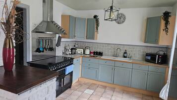 Grand réfrigérateur, micro-ondes, four, plaque de cuisson