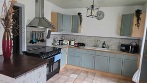 Full-sized fridge, microwave, oven, stovetop