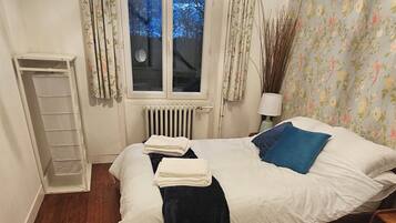 Basic-dobbeltværelse - udsigt til gårdsplads | Skrivebord, gratis Wi-Fi