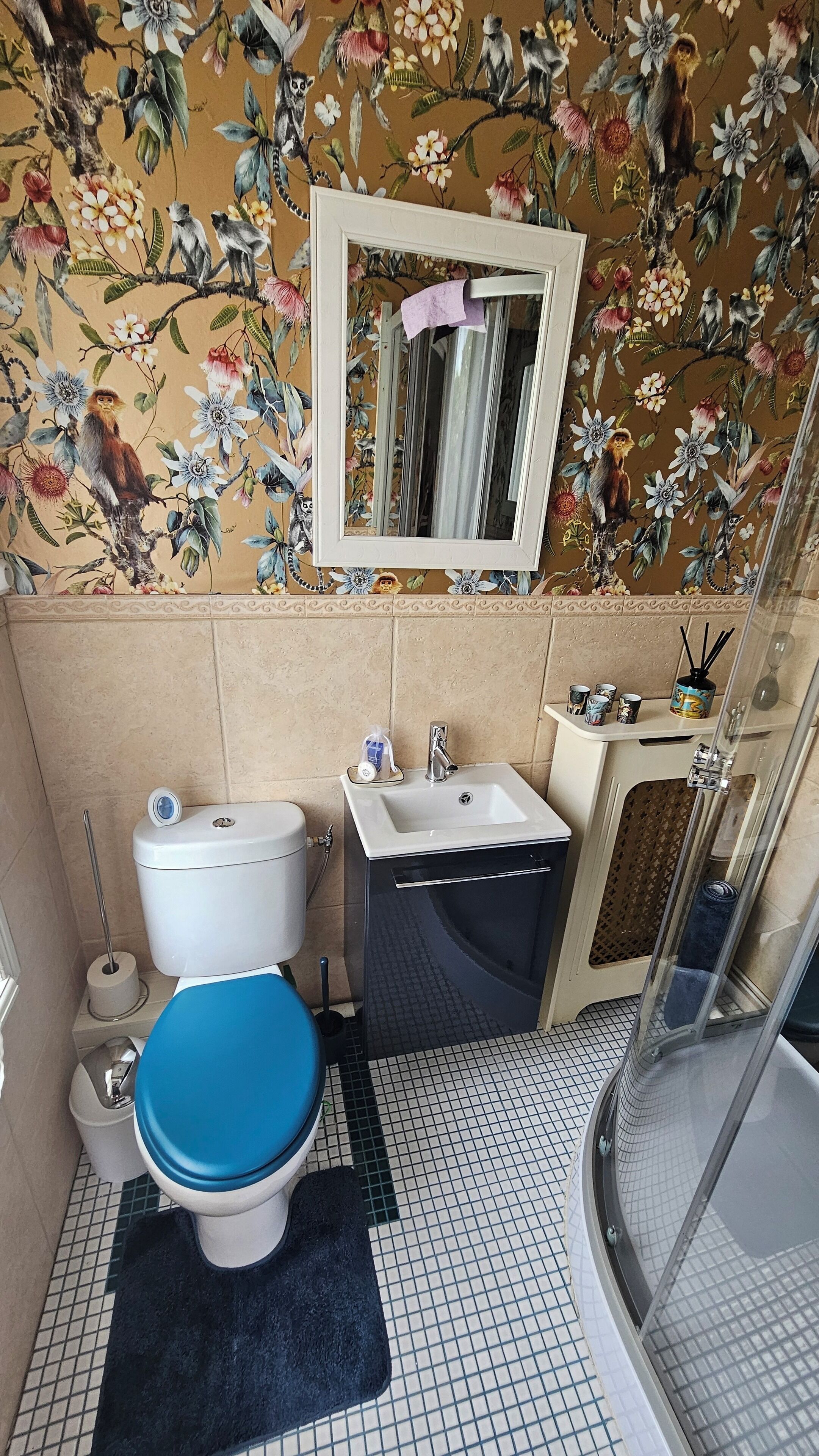 Een badkamer met toilet, wastafel en douche.