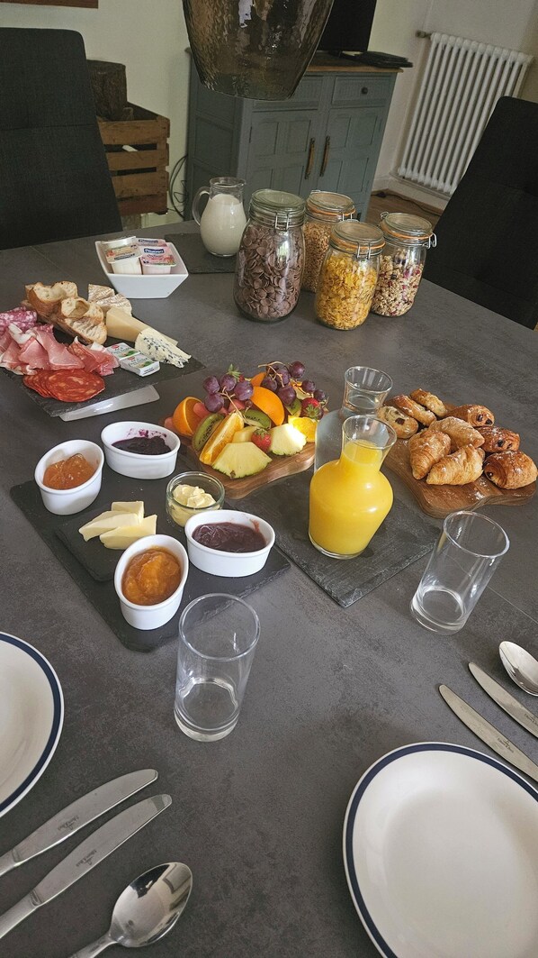 Daily continental breakfast (EUR 10 per person) - The Lions Den - La Loge Mantilly (Mantilly)