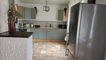 Grand réfrigérateur, micro-ondes, four, plaque de cuisson