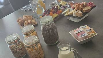 Dagelijks continentaal ontbijt (EUR 10 per persoon)