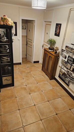 Hallway - The Lions Den - La Loge Mantilly (Mantilly)