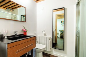 Douche, baignoire à jets, sèche-cheveux, serviettes fournies