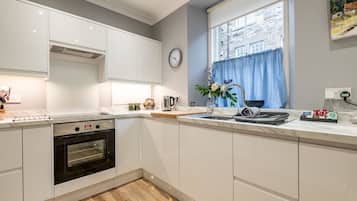 Jääkaappi, mikroaaltouuni, uuni, astianpesukone