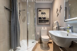 Dusche, Haartrockner, Handtücher, Seife