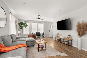 Una Smart TV, una oficina