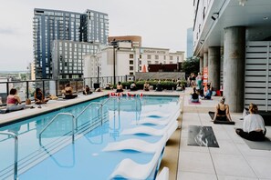 Outdoor pool - Kenect Nashville (Nashville)