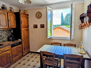 Fridge, microwave, oven, stovetop - Gîte Clos beau soleil (Caumont-sur-Durance)