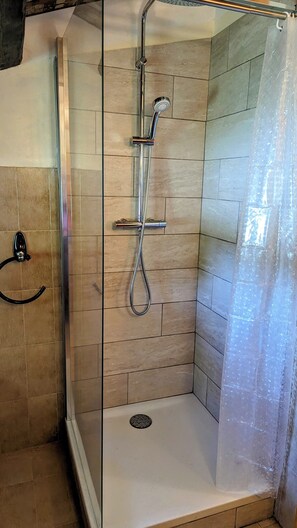 Haartrockner, Handtücher, Seife, Toilettenpapier