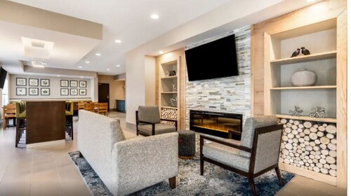 Great Stay with Indoor Pool Close to Museums, and Perkins Rowe Shopping