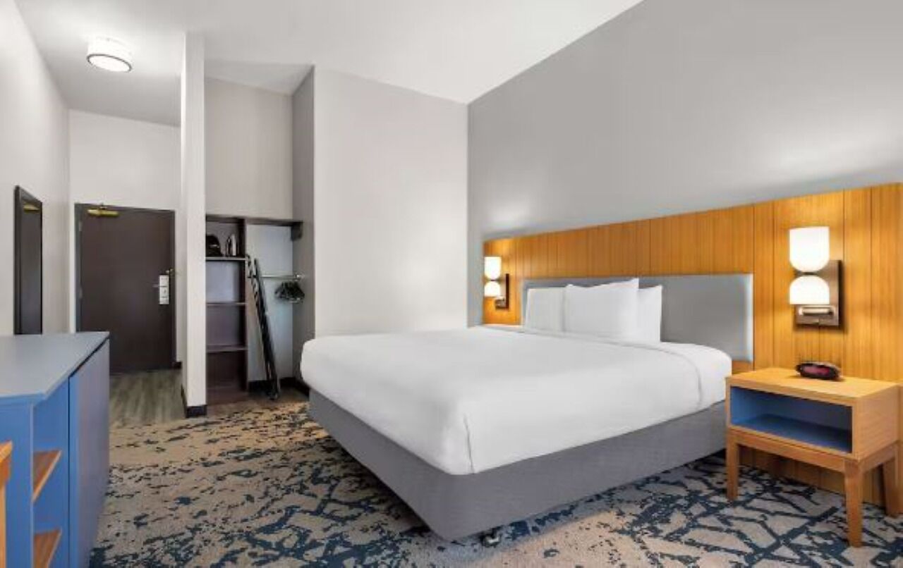 Tabla de planchar con plancha, wifi gratis y ropa de cama 