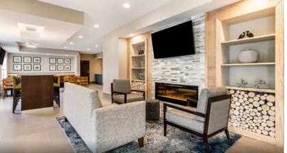 Family-Friendly Lodging Near Museums, Zoo & Blue Bayou with Indoor Pool