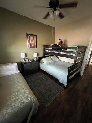 1 bedroom, iron/ironing board, WiFi, bed sheets - Welcome to Howie's Guesthouse! (Phoenix)