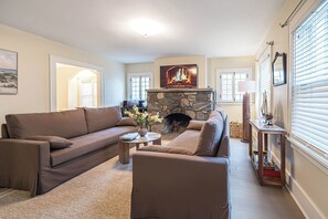 Smart-tv, böcker, ett musikbibliotek och en stereo