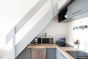 Geladeira, micro-ondas, cooktop, lava-louças