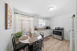 Coffee/tea maker, fridge, microwave, oven - Stay just minutes from Downtown in this cozy, well-designed 1-bedroom apartment. An ideal base for professionals, students, and travelers wanting fast access to Houston’s best dining and attractions. (Houston)