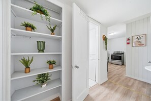 Interior - Stay just minutes from Downtown in this cozy, well-designed 1-bedroom apartment. An ideal base for professionals, students, and travelers wanting fast access to Houston’s best dining and attractions. (Houston)
