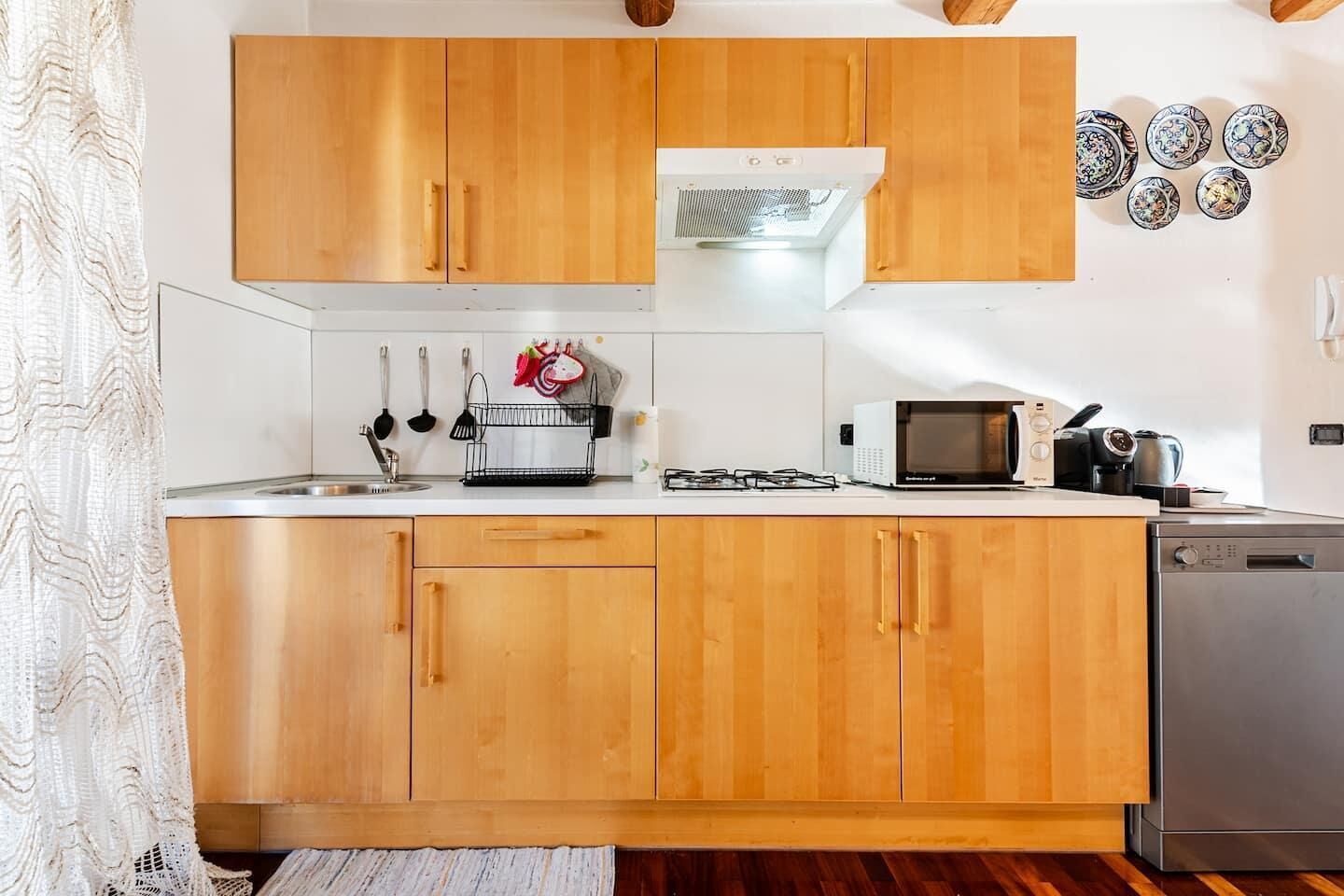 Micro-ondes, four, plaque de cuisson, lave-vaisselle