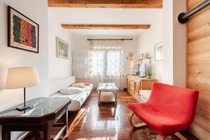 TV, fireplace - Three Bedroom Apartment (Santo Stefano di Cadore)