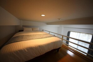 Habitación con 2 camas individuales | Escritorio, wifi gratis y ropa de cama 