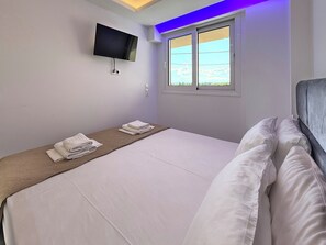 1 bedroom, WiFi, bed sheets - Deluxe One-Bedroom Suite No. 8 (Paralia)