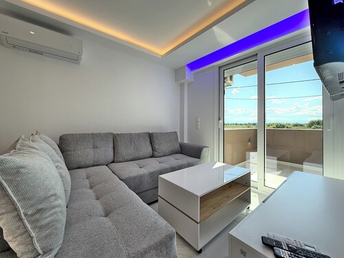 Deluxe One-Bedroom Suite No. 8