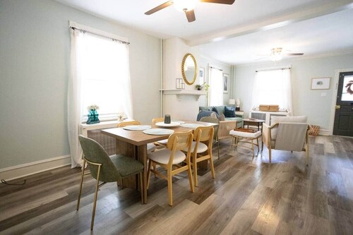 Cozy on Walnut• 5 Min walk to train+ close to Merck+ Pet friendly- fully fenced.