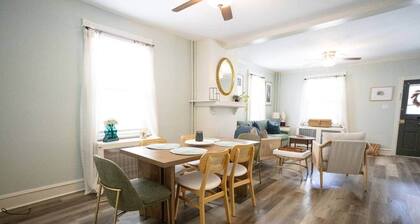 Cozy on Walnut• 5 Min walk to train+ close to Merck+ Pet friendly- fully fenced.