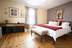 3 habitaciones, tabla de planchar con plancha, wifi y ropa de cama 