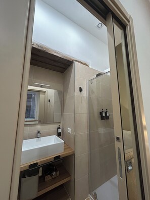 Deluxe Quadruple Room, Balcony, City View | Bathroom
