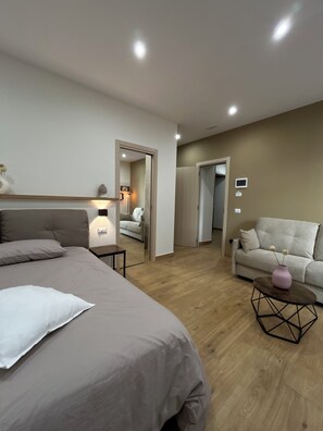 Deluxe Triple Room, City View | Free WiFi - Somnia Luxury Rooms  (Naples)