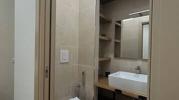 Deluxe-Vierbettzimmer, Balkon, Stadtblick | Badezimmer