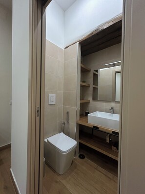 غرفة ديلوكس رباعية - بشرفة - منظر للمدينة | حمام