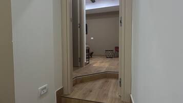 Deluxe-Vierbettzimmer, Balkon, Stadtblick | Wohnbereich