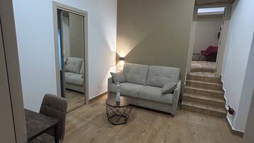 Deluxe-Vierbettzimmer, Balkon, Stadtblick | Wohnbereich