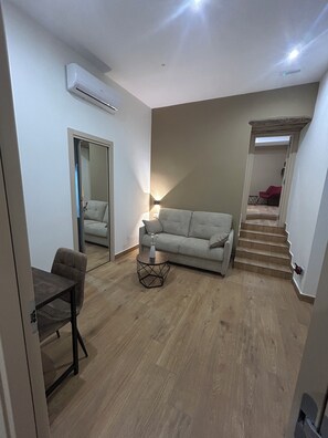 غرفة ديلوكس رباعية - بشرفة - منظر للمدينة | منطقة المعيشة