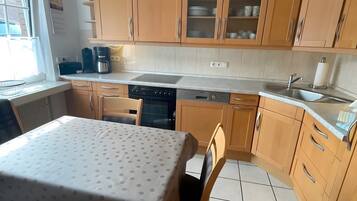 Køleskab, mikrobølgeovn, ovn, kogeplade