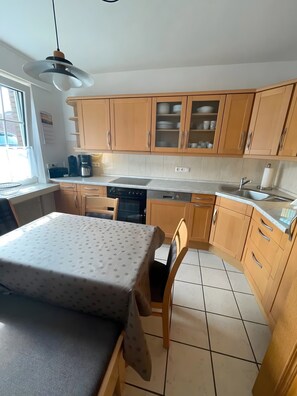 Køleskab, mikrobølgeovn, ovn, kogeplade