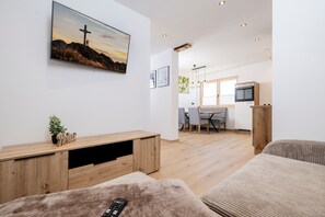 TV - Apartment 'Persal' with Mountain View, Private Terrace and Wi-Fi (Rohrberg)