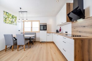 Fridge, microwave, oven, stovetop - Apartment 'Persal' with Mountain View, Private Terrace and Wi-Fi (Rohrberg)