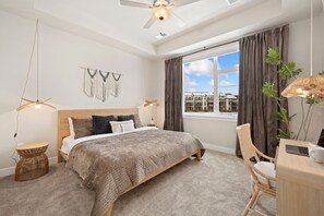 Bureau, fer et planche à repasser, lit parapluie, accès Internet