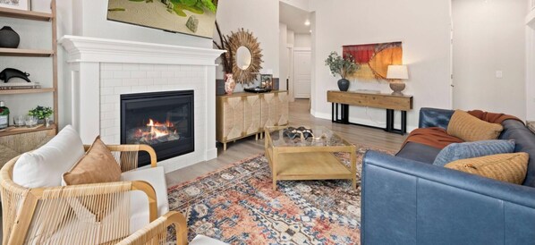 TV connectée, cheminée, livres