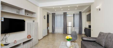 エコノミー コテージ | リビング エリア | 50 インチの薄型テレビ (ケーブル放送視聴可)