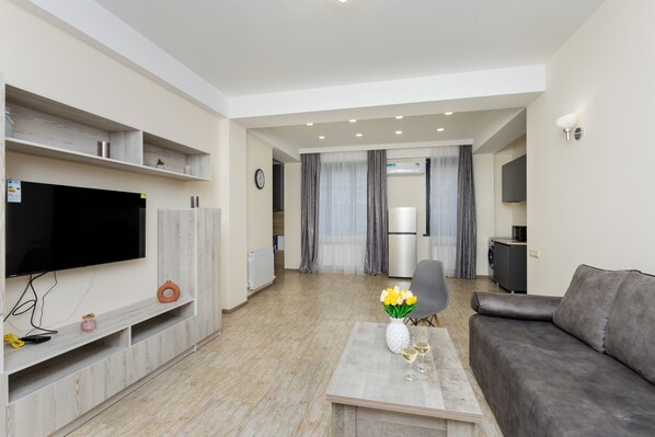 Economy Cottage | Ruang tamu | 50 inci televisyen skrin rata dengan kabel 