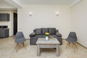 Casa de campo económica | Área de sala de estar | Televisión de pantalla plana de 50 pulgadas con canales por cable