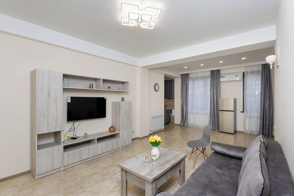 Casa de campo económica | Área de sala de estar | Televisión de pantalla plana de 50 pulgadas con canales por cable